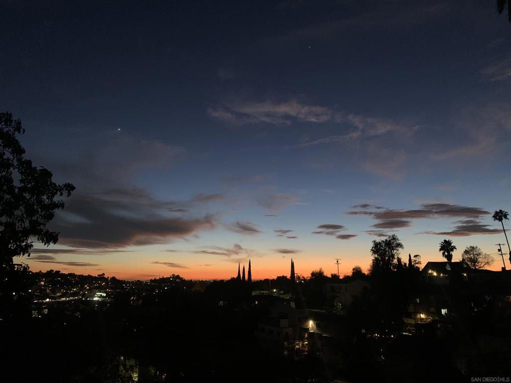https://media.crmls.org/mediaz/01158b2f-e03e-46f4-9989-494669ebb466.jpg?preset=X-Large