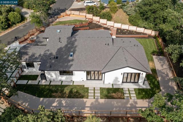 17 Julianne Ct, Walnut Creek CA: https://media.crmls.org/mediaz/0115add1-c90c-4a4d-92d9-69b68fcab3bb.jpg