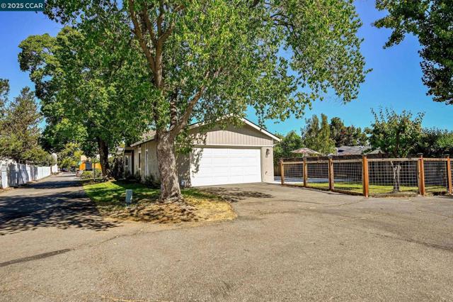 1933 Oak Park Blvd, Pleasant Hill CA: https://media.crmls.org/mediaz/011637b6-220f-49ab-99c7-d336171978d6.jpg