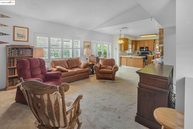 363 Limerick Way, Vacaville CA: https://media.crmls.org/mediaz/01173fee-c039-4236-b9b2-6fba4338dcf1.jpg