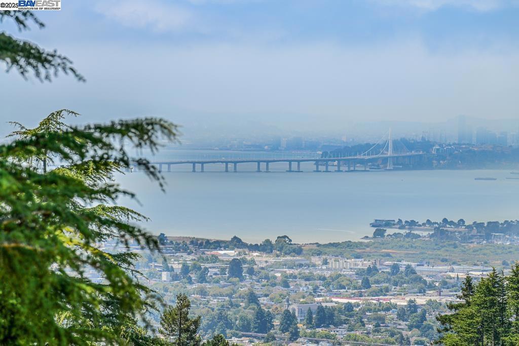 https://media.crmls.org/mediaz/011751bf-a7e5-4318-b936-ef4616d140e2.jpg?preset=X-Large