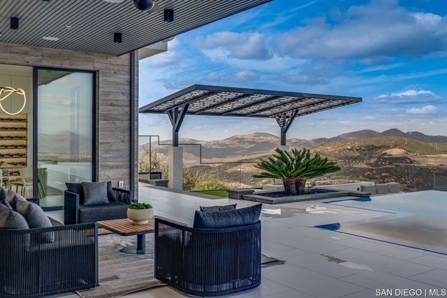 18386 Avenida Apice, Rancho Santa Fe CA: https://media.crmls.org/mediaz/0118e3bf-60a3-48b9-88cf-511271cd65ba.jpg