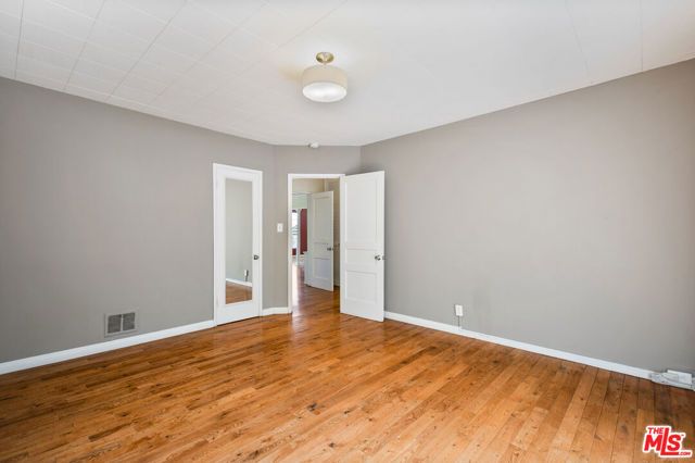 1323 N OLIVE Drive, West Hollywood CA: https://media.crmls.org/mediaz/011934d3-a426-4777-a56d-3c7a2b39c8fe.jpg