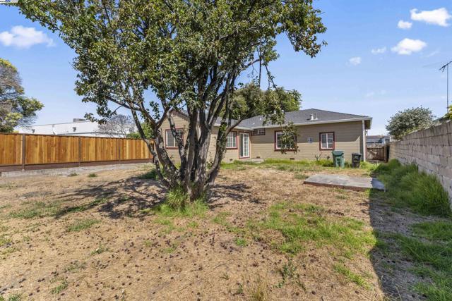 2320 Cutting Blvd, Richmond CA: https://media.crmls.org/mediaz/0119f103-bcd4-4c9b-a22e-17dc50edd7fa.jpg