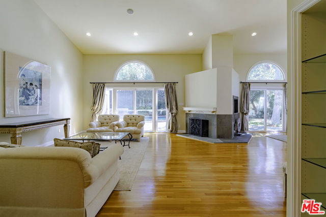 2250 Betty Lane, Beverly Hills CA: https://media.crmls.org/mediaz/011a3368-359a-4238-8506-bb8c5682d5a6.jpg