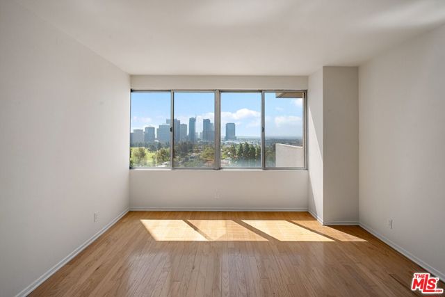 865 Comstock Avenue, Los Angeles CA: https://media.crmls.org/mediaz/011abf12-0a42-4d07-bdd5-28cc030d5f38.jpg