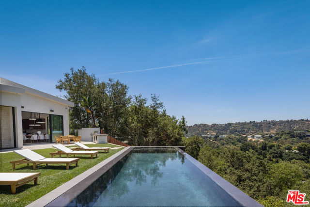 9715 Arby Drive, Beverly Hills CA: https://media.crmls.org/mediaz/011af3c0-ed11-4a02-b1a7-2af67f0bc844.jpg