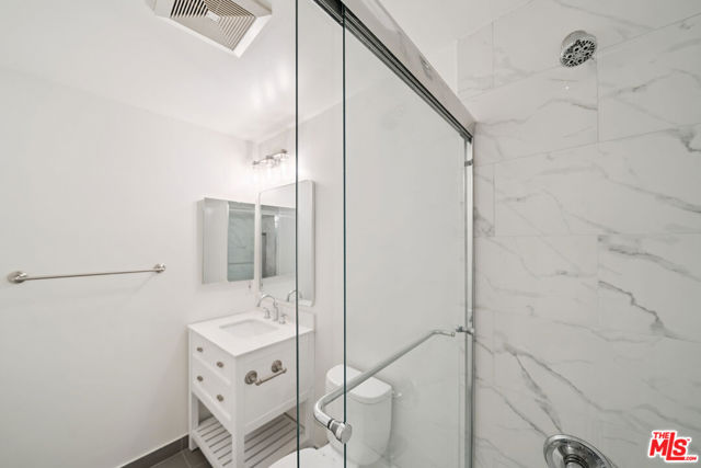 2335 S Bentley Avenue, Los Angeles CA: https://media.crmls.org/mediaz/011bcc11-8d94-40a5-ba85-7ac2695db014.jpg