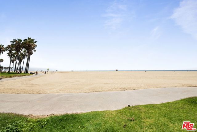 21 Park Avenue, Venice CA: https://media.crmls.org/mediaz/011bee16-b617-4a8e-b796-44fed93b1f40.jpg