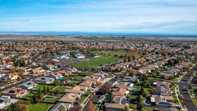 1078 Silver Spur Way, Plumas Lake CA: https://media.crmls.org/mediaz/011c2d3f-1f14-4cae-b0f1-d051118e7424.jpg