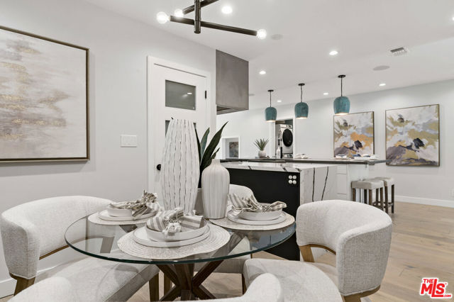 712 N Keystone Street, Burbank CA: https://media.crmls.org/mediaz/011da47a-b6fd-4a16-b586-4607b23b5b02.jpg