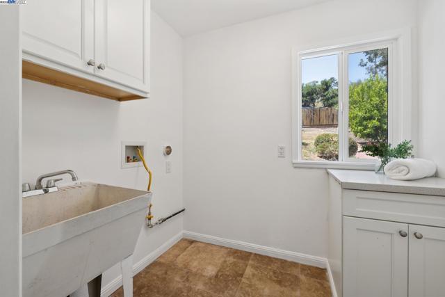2643 99Th Ave, Oakland CA: https://media.crmls.org/mediaz/011defa5-9738-4531-bb0c-f73c1097e4b6.jpg
