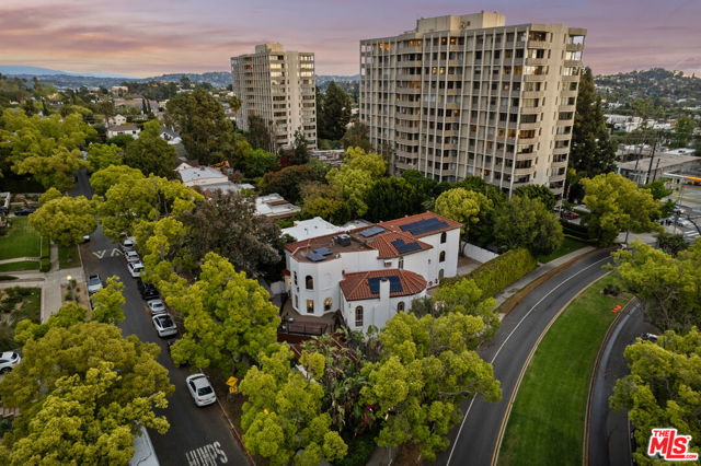 2240 Hillhurst Avenue, Los Angeles CA: https://media.crmls.org/mediaz/011e67d4-08aa-438e-b098-3ac25742bde0.jpg