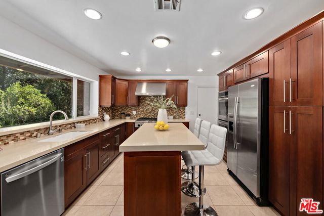 4745 Caritina Drive, Tarzana CA: https://media.crmls.org/mediaz/011e8003-1aad-4f8e-9025-b140dd9d0ce4.jpg