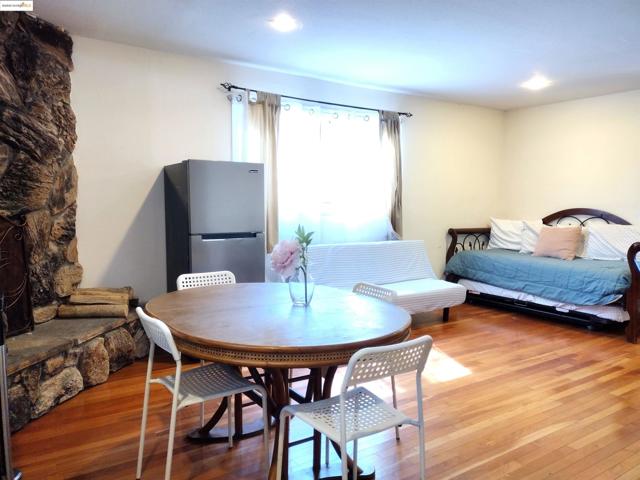 864 San Francisco Ave, South Lake Tahoe CA: https://media.crmls.org/mediaz/011f94a9-818d-4455-8205-6789cc2c479a.jpg