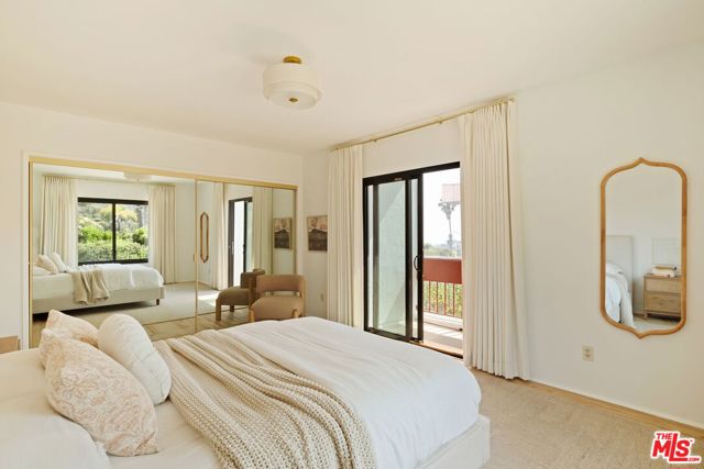2341 N Hobart Boulevard, Los Angeles CA: https://media.crmls.org/mediaz/011fa4dc-a875-4ed4-a3a4-5e4c1327ce2c.jpg