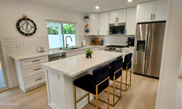 3322 Rainbow Creek Circle, Thousand Oaks CA: https://media.crmls.org/mediaz/01202cad-aa40-42f3-a358-4a7a7ea9366b.jpg
