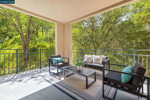 5920 Horsemans Canyon Dr, Walnut Creek CA: https://media.crmls.org/mediaz/01202eaf-2c86-4e37-b6c5-aaa6dc48b989.jpg