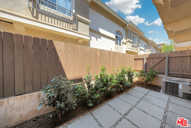 2449 Oswego Street, Pasadena CA: https://media.crmls.org/mediaz/012060a3-147f-4279-902e-94cbe655cdc6.jpg