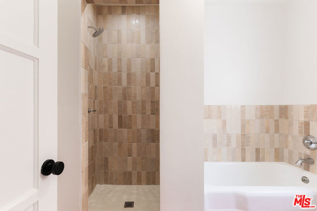 515 1/2 Rose Avenue, Venice CA: https://media.crmls.org/mediaz/0120ac2c-2384-4b53-ae3d-e655cf1586bb.jpg