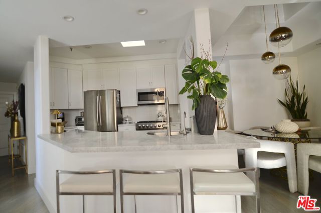 5703 Laurel Canyon Boulevard, Valley Village CA: https://media.crmls.org/mediaz/0121baae-28ca-43fc-a25e-457822698dcf.jpg