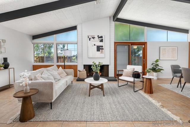 8402 Sugarman Dr, La Jolla CA: https://media.crmls.org/mediaz/0121c246-d8de-42b4-9860-42bbc5c2d922.jpg
