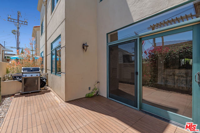 1022 10th Street, Santa Monica CA: https://media.crmls.org/mediaz/012260a4-4f6c-43c4-bc76-db5fd05f5dd6.jpg
