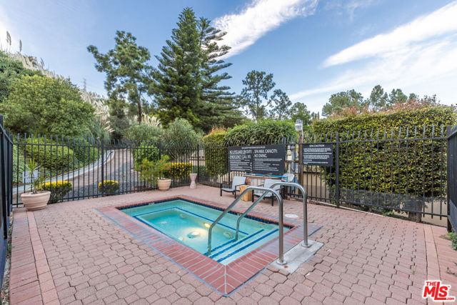6752 Hillpark Drive, Los Angeles CA: https://media.crmls.org/mediaz/0122b19f-23d5-4fa9-b4ec-452c3fb9c9dd.jpg