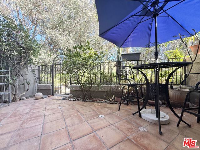 22208 Frontier Place, Chatsworth CA: https://media.crmls.org/mediaz/012328d6-dce1-43e1-831d-b7ba05ba87fa.jpg