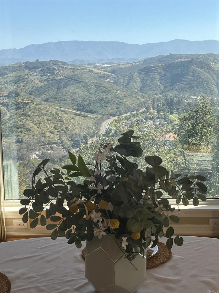 https://media.crmls.org/mediaz/01236205-0c10-4613-9089-91a1cf986a87.jpg?preset=X-Large