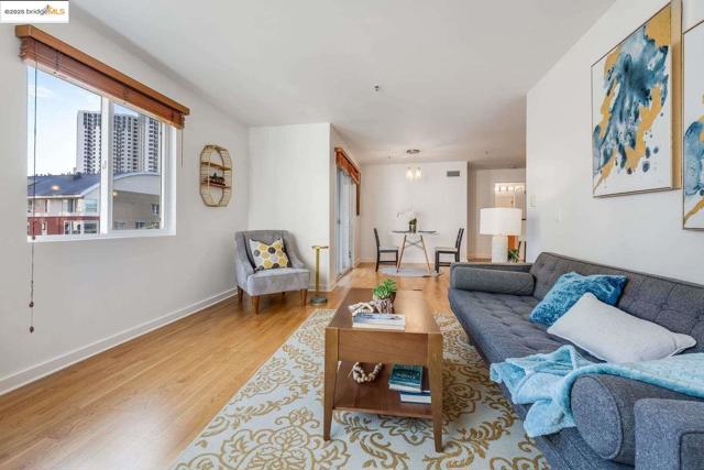 6400 Christie AVE, Emeryville CA: https://media.crmls.org/mediaz/0123a255-101d-41f1-b578-ffe051fe0e48.jpg