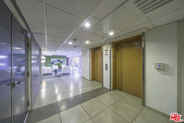 733 S Manhattan Place, Los Angeles CA: https://media.crmls.org/mediaz/01243384-1e92-4e66-a8e6-8da93a0abdd9.jpg