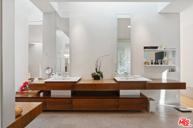 16145 High Valley Place, Encino CA: https://media.crmls.org/mediaz/01251606-0672-4a4d-801a-b4c1df357a68.jpg