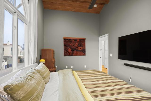 3541 Ocean Drive, Oxnard CA: https://media.crmls.org/mediaz/0125cd40-775c-4341-83ba-f0ad778164cd.jpg