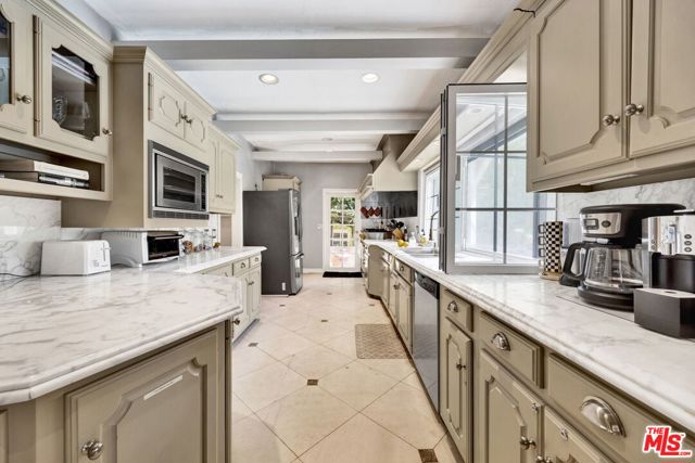 634 N Highland Avenue, Los Angeles CA: https://media.crmls.org/mediaz/01266dc6-bdd5-4ca2-8cbe-0ec94f936b59.jpg