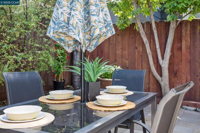 1017 45Th St, Emeryville CA: https://media.crmls.org/mediaz/01267c5f-5ce6-4f4f-bfa7-26fcc1d86604.jpg