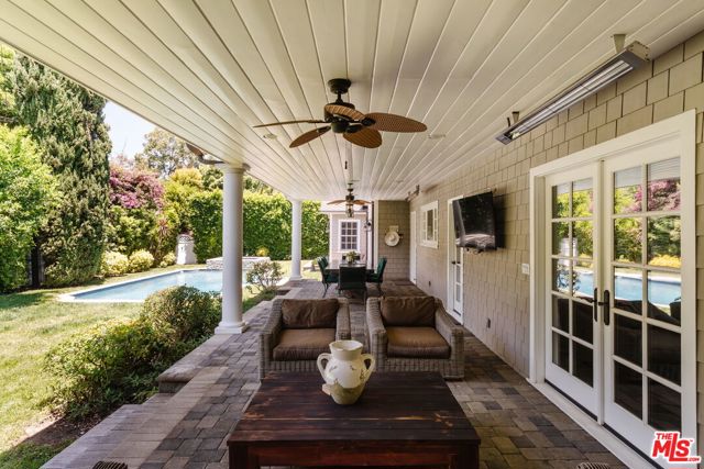 4237 Bluebell Avenue, Studio City CA: https://media.crmls.org/mediaz/0126e1aa-79ea-4e42-9a6f-e190cee8ecdd.jpg