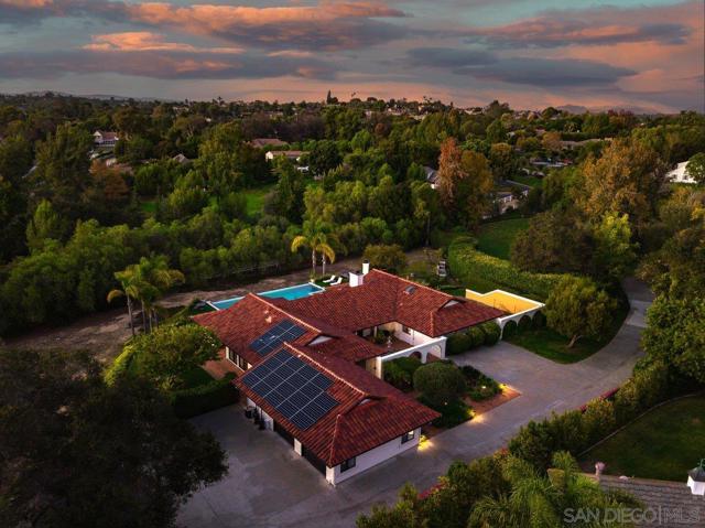 11 Country Glen Rd, Fallbrook CA: https://media.crmls.org/mediaz/0126e9a3-c77a-4bd2-9bf1-d0f23b2bf0aa.jpg