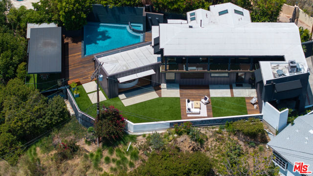 8021 Floral Avenue, Los Angeles CA: https://media.crmls.org/mediaz/01275843-e982-4ab8-9df0-4247863d4767.jpg