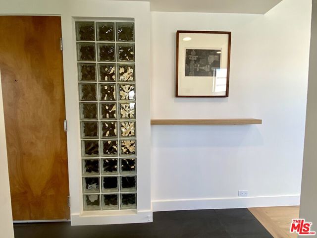 2237 S Bentley Avenue, Los Angeles CA: https://media.crmls.org/mediaz/0127f7ac-2a35-4096-9dd2-da68346a5a49.jpg