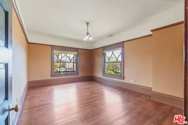 1049 Elden Avenue, Los Angeles CA: https://media.crmls.org/mediaz/01284382-dbbd-41ee-ab52-546e4a642e75.jpg
