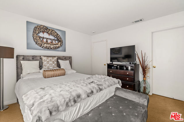 3252 Park Lane, Hawthorne CA: https://media.crmls.org/mediaz/0128aeb5-6a34-4740-ae78-0d9fea18cd03.jpg