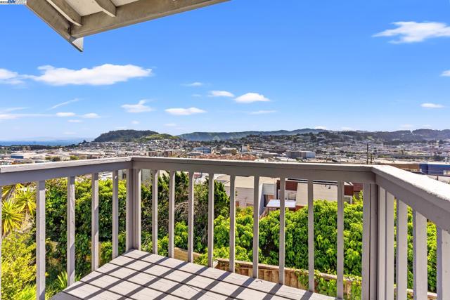 446 Bayview Cir, San Francisco CA: https://media.crmls.org/mediaz/0129fbd2-a81c-422f-aa5c-242c08394f2b.jpg