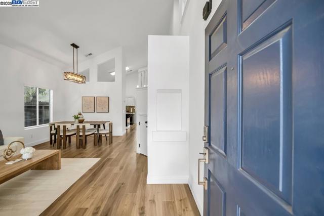 9193 Bungalow Way, Elk Grove CA: https://media.crmls.org/mediaz/012a1131-93b1-4bdb-91b8-690548a9df94.jpg