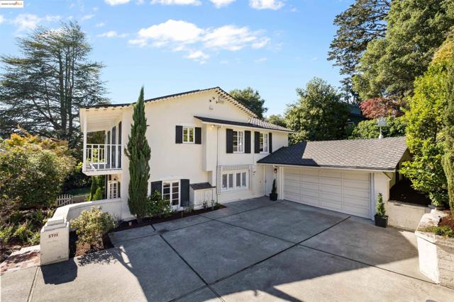 5701 La Salle Ave, Oakland CA: https://media.crmls.org/mediaz/012a65a1-4f13-4471-9c6e-c417febd42ac.jpg