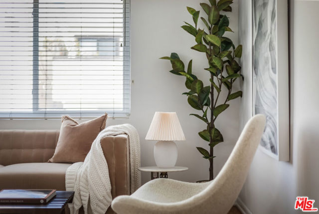 122 Thornton Place, Venice CA: https://media.crmls.org/mediaz/012bd6a8-8fa0-4dd3-84be-68ddd806c504.jpg