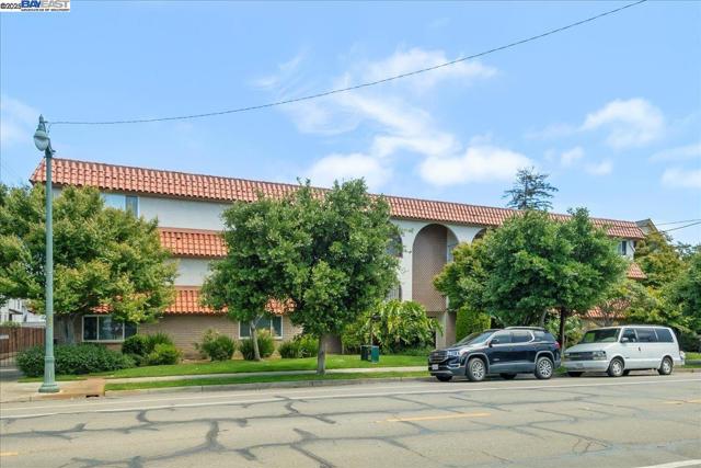 2133 Santa Clara Ave, Alameda CA: https://media.crmls.org/mediaz/012d7344-3bea-4260-bddd-91fd3640e0fa.jpg