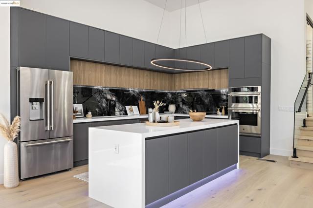 7270 Woodrow Dr, Oakland CA: https://media.crmls.org/mediaz/012e9a51-13b7-4b8f-808b-be2bae0973fb.jpg