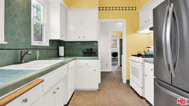 1118 HI POINT Street, Los Angeles CA: https://media.crmls.org/mediaz/012f2dcc-d897-46bd-a714-706fa7bfbf49.jpg