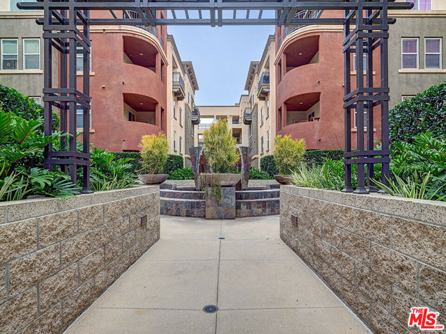 6020 S Seabluff Drive, Playa Vista CA: https://media.crmls.org/mediaz/012f92da-8583-43a7-8476-51dd93a03c10.jpg